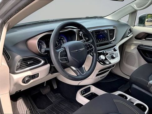 Used 2020 Chrysler Voyager L FWD image 15