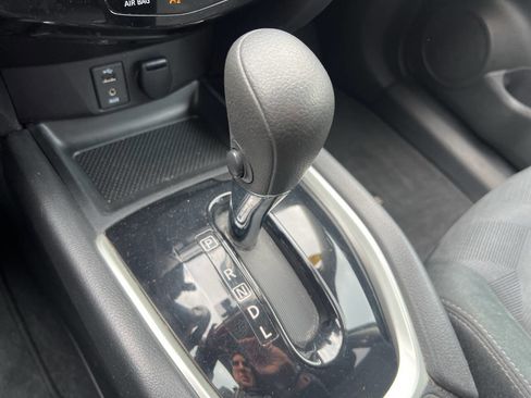 Used 2016 Nissan Rogue SV image 26