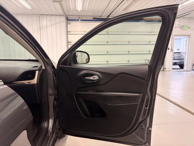 Used 2015 Jeep Cherokee Latitude w/ Cold Weather Group AWD/4WD image 10