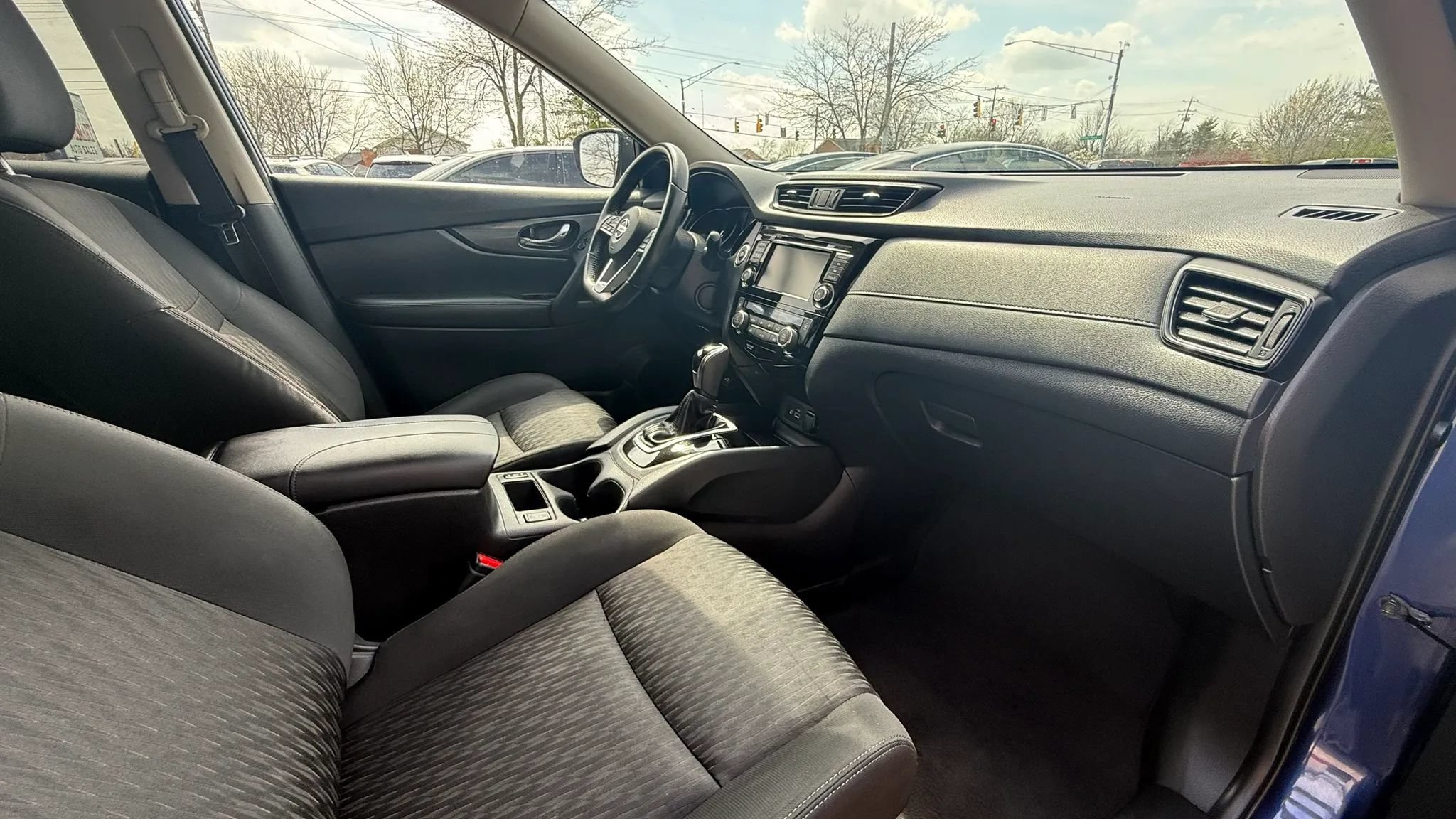 Used 2018 Nissan Rogue SV FWD image 12