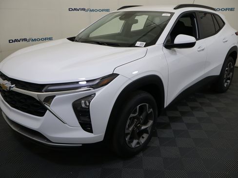 New 2026 Chevrolet Trax LT w/ LT Convenience Package FWD image 12