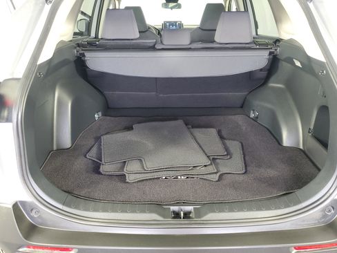 Used 2019 Toyota RAV4 XLE w/ Carpet Mat Package FWD image 32