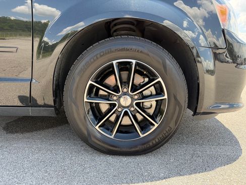 Used 2017 Dodge Grand Caravan GT FWD image 12