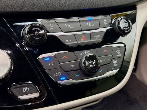 Used 2024 Chrysler Pacifica Touring-L FWD image 15