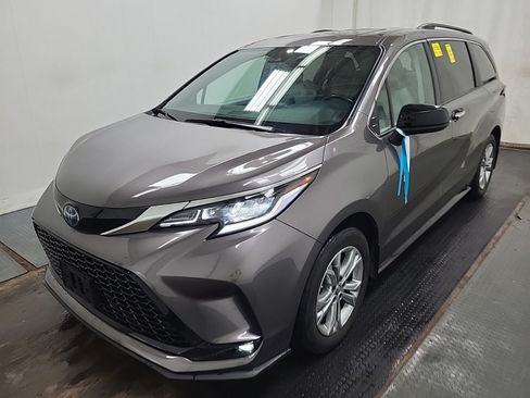 Used 2022 Toyota Sienna XSE AWD/4WD image 1