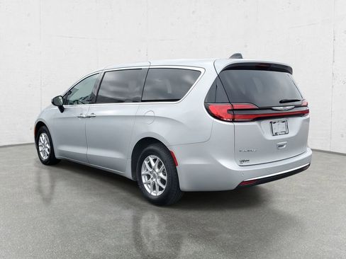 Used 2023 Chrysler Pacifica Touring-L FWD image 5