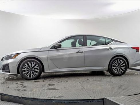 Used 2024 Nissan Altima 2.5 SV image 3