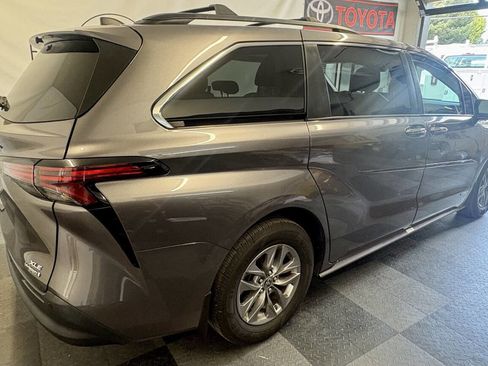 Used 2021 Toyota Sienna XLE FWD image 4