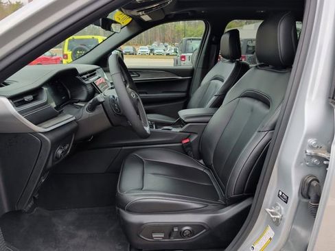 Used 2025 Jeep Grand Cherokee Limited image 11