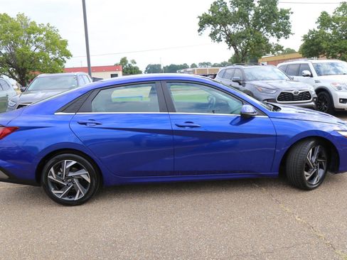 Used 2024 Hyundai Elantra Limited image 2