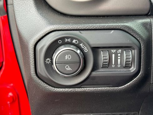 Certified 2022 Jeep Gladiator Willys image 31