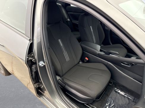 Used 2025 Hyundai Elantra Sport image 16