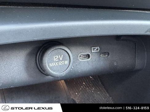 Used 2023 Volvo XC40 B5 Plus image 28