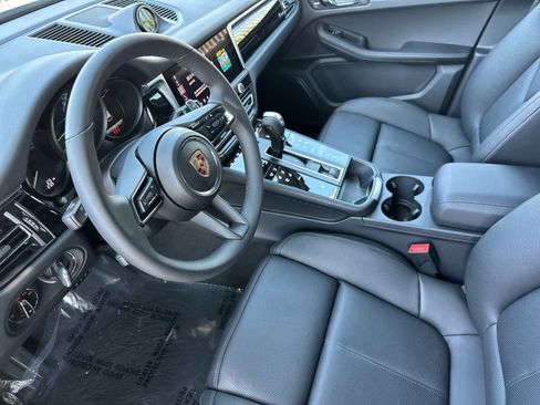 Certified 2025 Porsche Macan AWD/4WD image 4