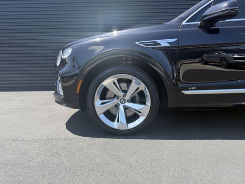 Used 2022 Bentley Bentayga AWD/4WD image 12
