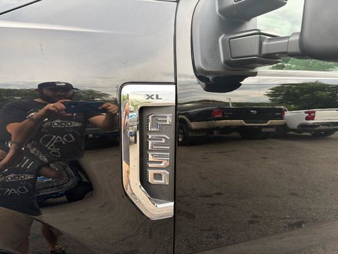 Used 2018 Ford F250 XL w/ Power Equipment Group AWD/4WD image 18