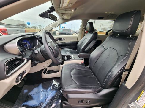 Used 2022 Chrysler Pacifica Touring-L image 17