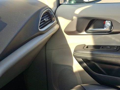 Used 2024 Chrysler Pacifica Touring-L image 30