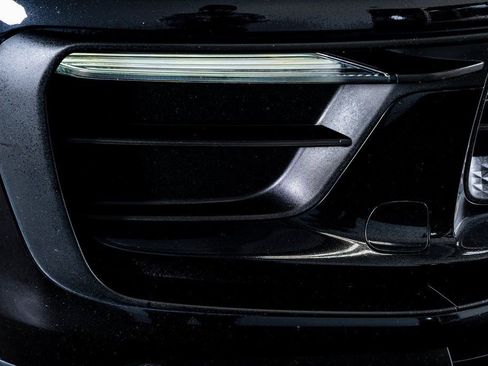 Used 2023 Porsche Macan image 18