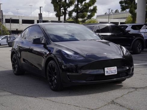Used 2024 Tesla Model Y Long Range AWD/4WD image 2