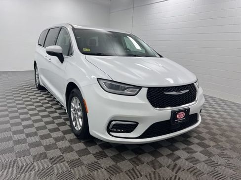 Used 2023 Chrysler Pacifica Touring-L FWD image 1