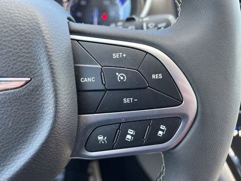 Used 2024 Chrysler Pacifica Touring-L FWD image 21
