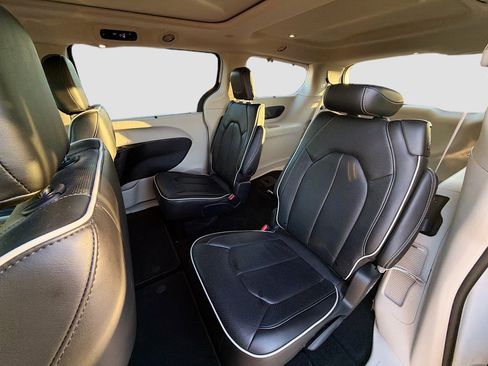 Used 2022 Chrysler Pacifica Limited image 21