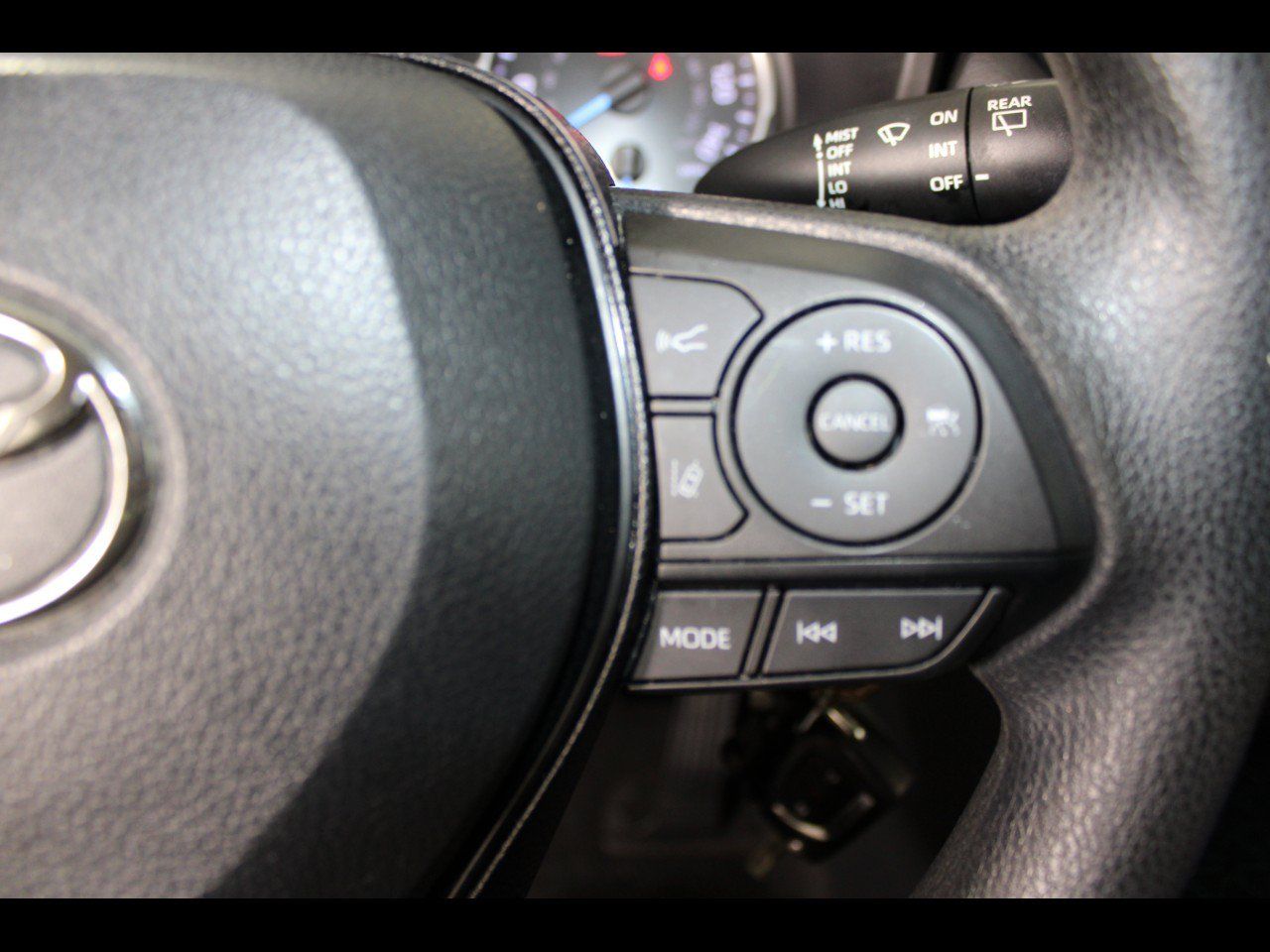 Used 2020 Toyota RAV4 LE w/ Carpet Mat Package AWD/4WD image 21