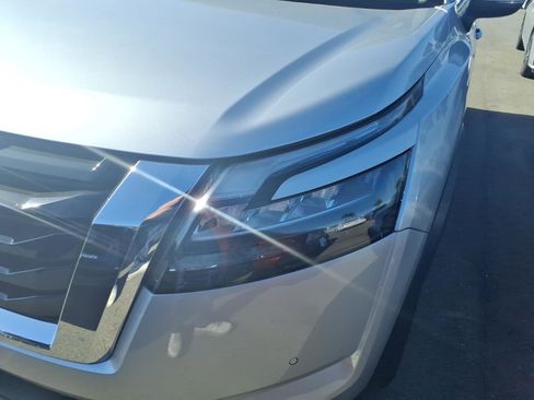 Used 2025 Nissan Pathfinder SL FWD image 2