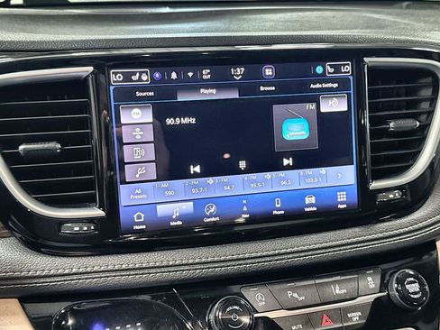 Used 2023 Chrysler Pacifica Limited FWD image 19