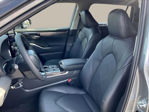 New 2026 Toyota Highlander Platinum image 9