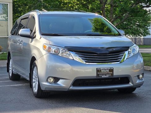 Used 2014 Toyota Sienna XLE image 2