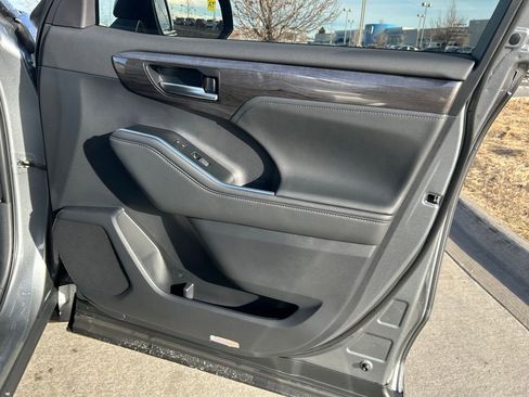 Used 2026 Toyota Highlander Limited image 18