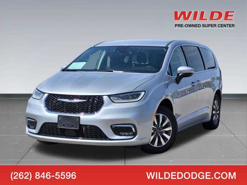 Used 2023 Chrysler Pacifica Touring-L FWD image 1