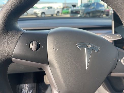 Used 2023 Tesla Model 3 Standard Range image 17