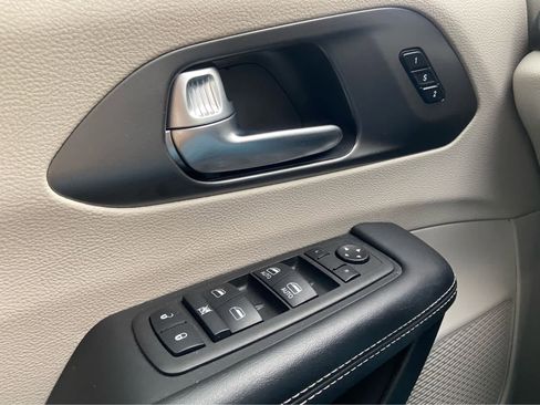 Used 2024 Chrysler Pacifica Touring-L FWD image 38