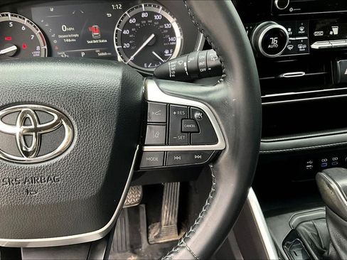 Used 2022 Toyota Highlander XLE image 12