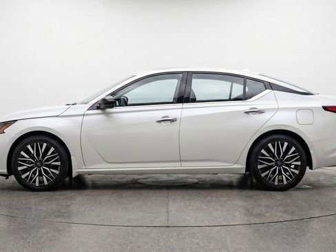 Used 2025 Nissan Altima 2.5 SV FWD image 5