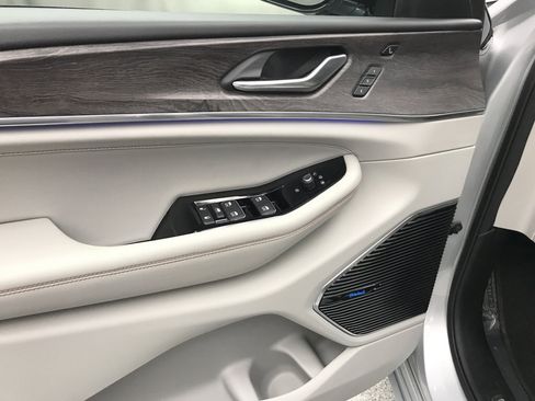 Used 2022 Jeep Grand Cherokee Overland w/ Adv Protech Group III image 8