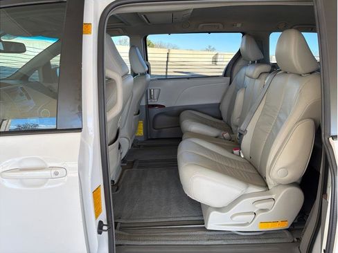 Used 2012 Toyota Sienna XLE w/ Entertainment Pkg image 11
