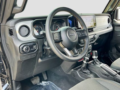 Certified 2025 Jeep Gladiator Mojave AWD/4WD image 9