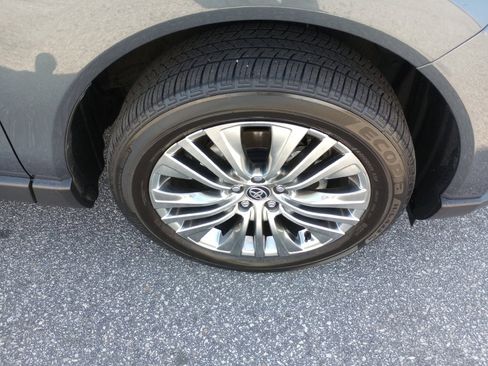 Used 2024 Toyota Venza Limited image 29