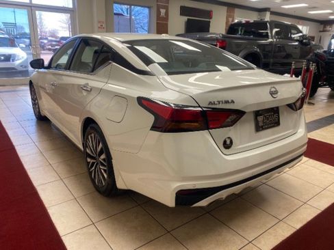 Used 2024 Nissan Altima 2.5 SV w/ SV Premium Package image 3