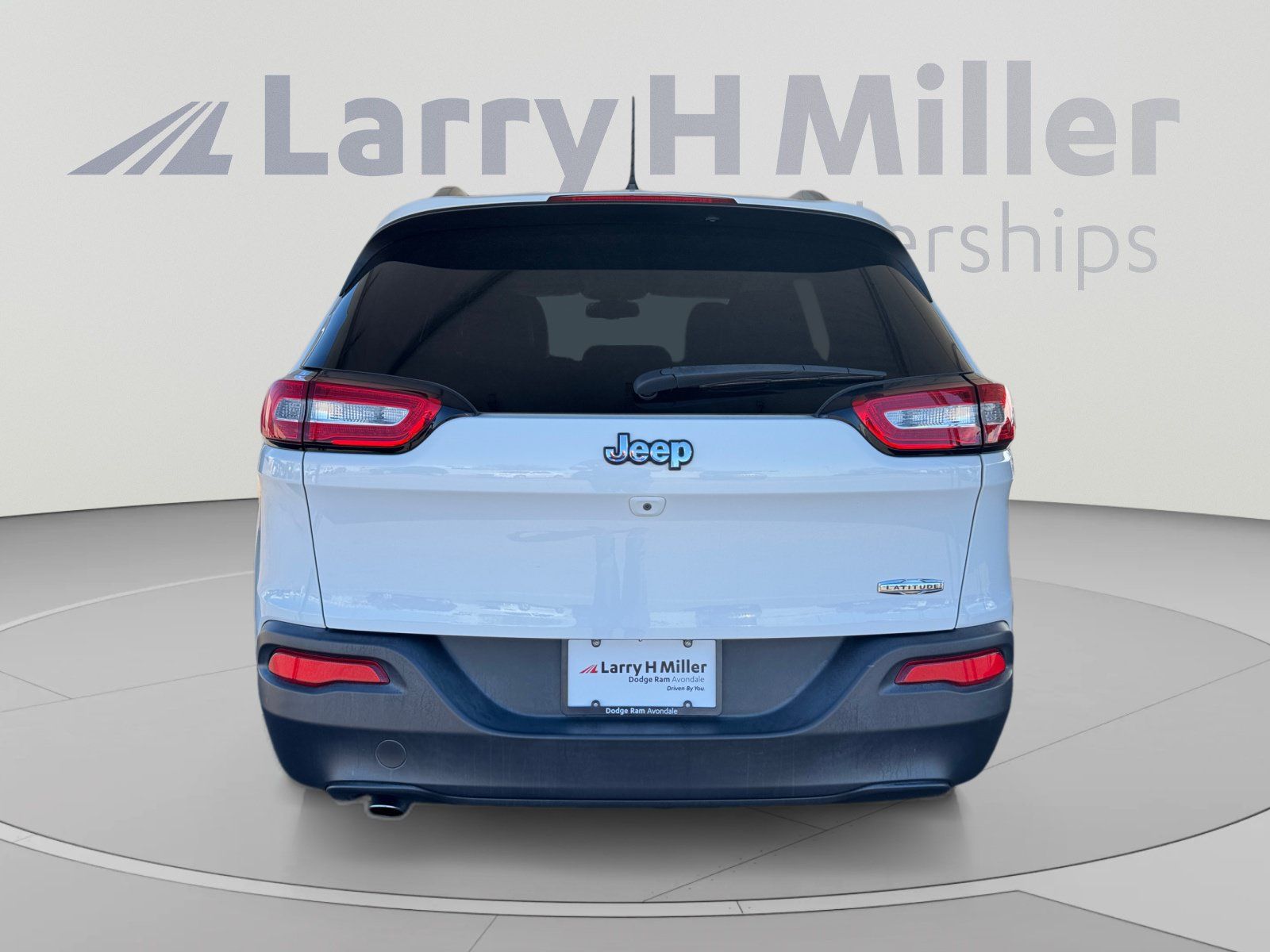 Used 2018 Jeep Cherokee Latitude Plus w/ Comfort/Convenience Group FWD image 4