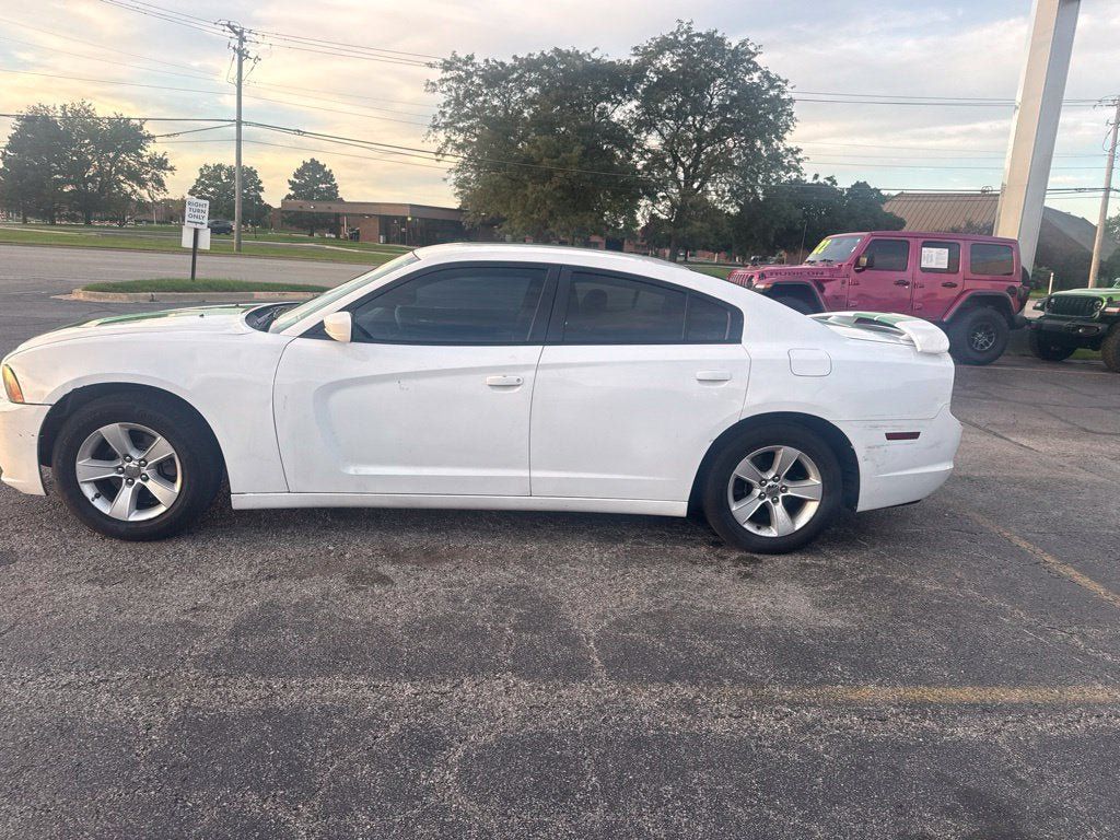 Used 2014 Dodge Charger SE RWD image 2