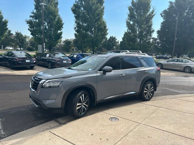 Used 2024 Nissan Pathfinder Platinum w/ Cargo Package AWD/4WD image 3