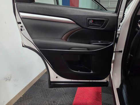 Used 2019 Toyota Highlander LE image 27