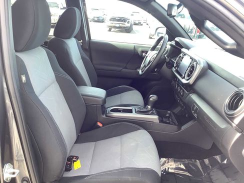 Used 2022 Toyota Tacoma TRD Sport w/ Technology Package image 15