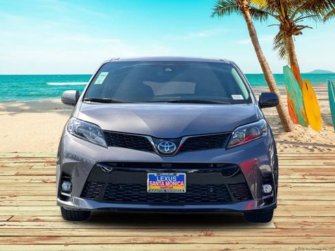Used 2020 Toyota Sienna SE w/ SE Preferred Package image 9
