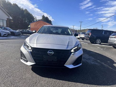 Used 2024 Nissan Altima 2.5 SV image 2